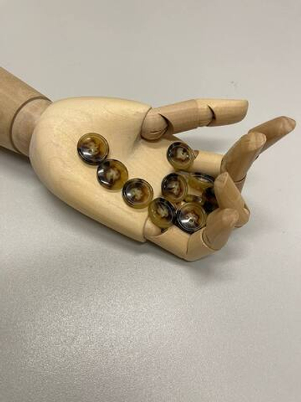 Пуговица пластиковая четырехпрокольная (имитация роговой) (Пластик, Роговой/золотисто-бежевая гамма с коричневым, 18)