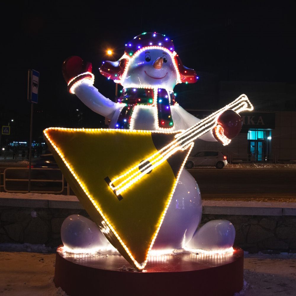 Уличная фигура - новогодний "Снеговик с балалайкой"