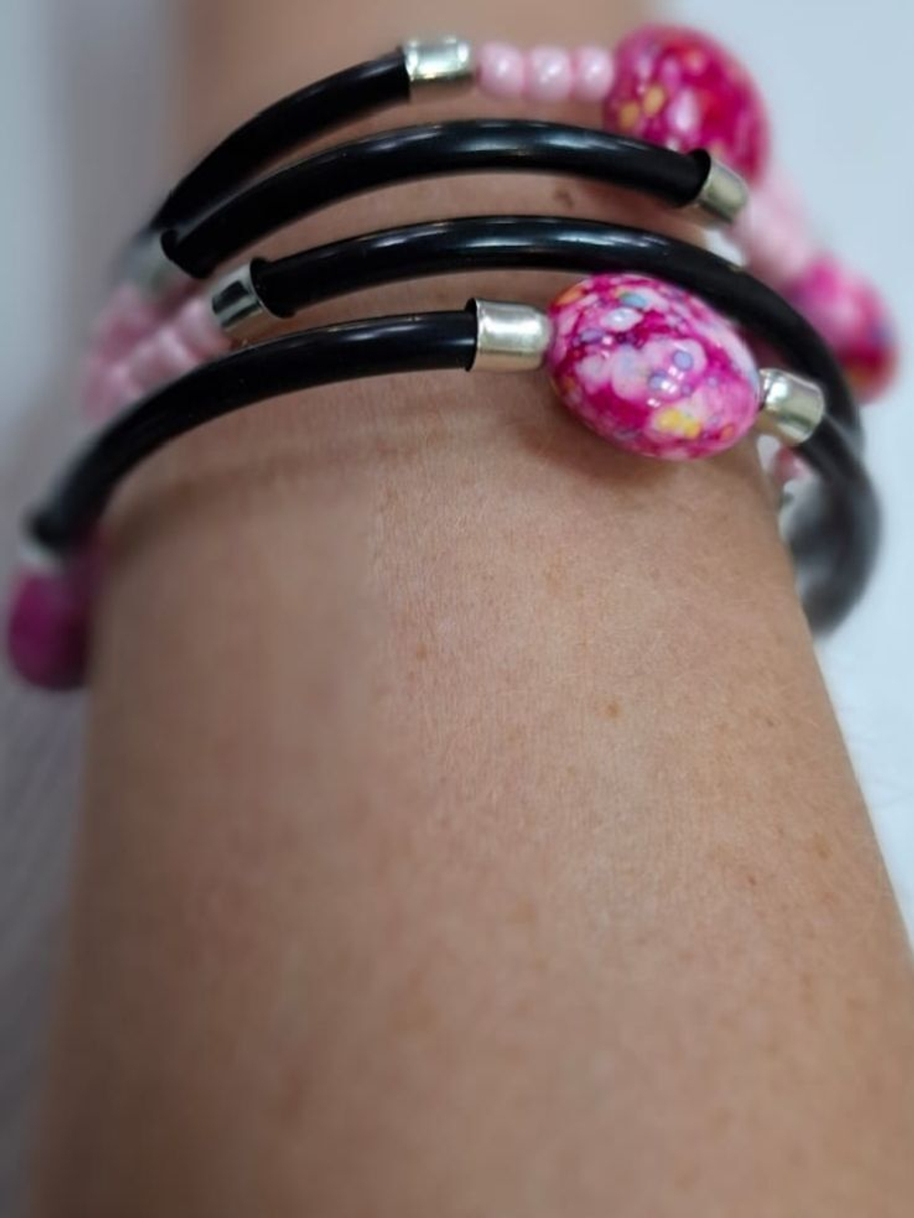 Нежный жемчужный браслет со стеклянным тюльпаном