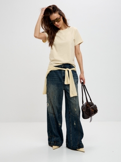 Широкие джинсы с декоративными элементами