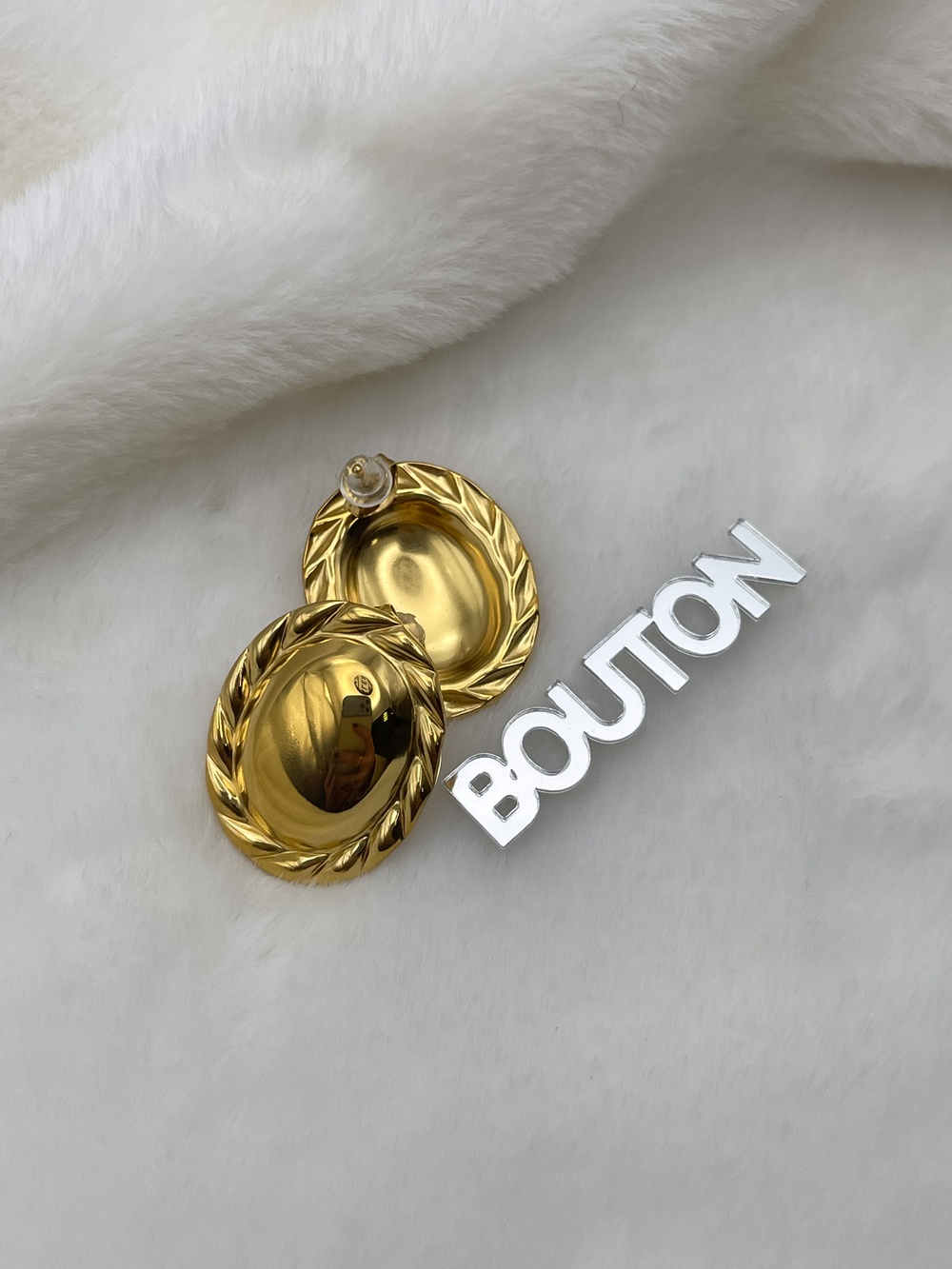 Серьги золотистые глянцевые овальные с ажурным краем