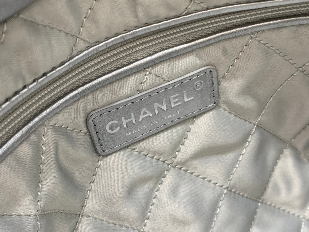 Chanel 22 Small Handbag 37 cm