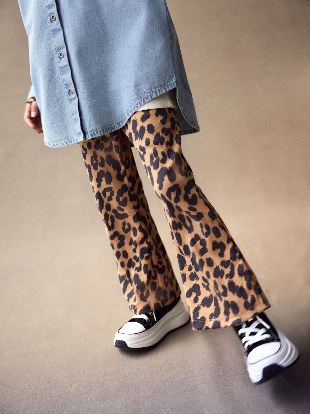 Рубашка джинсовая и легинсы-клеш в комплекте для девочки Next B21-979, Синий, Коричневый, Черный