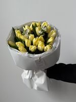 Букет из 21 лимонного тюльпана и белого оксипеталума