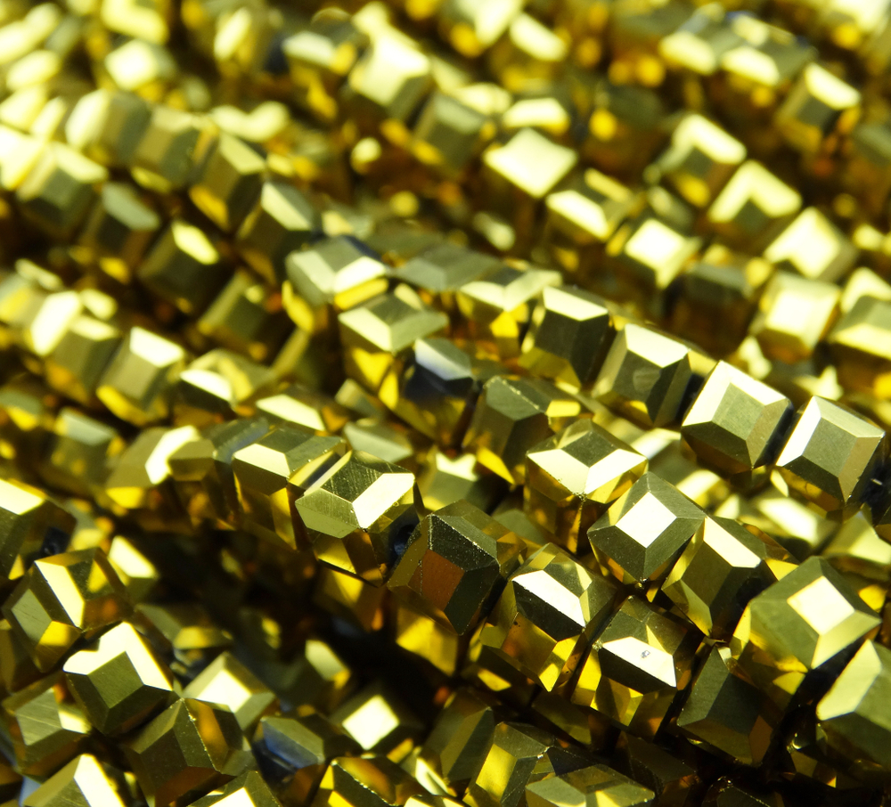 БВЛ002НН3 Хрустальные бусины квадратные, цвет: золото металлик, размер 3 мм, кол-во: 63-65 шт.