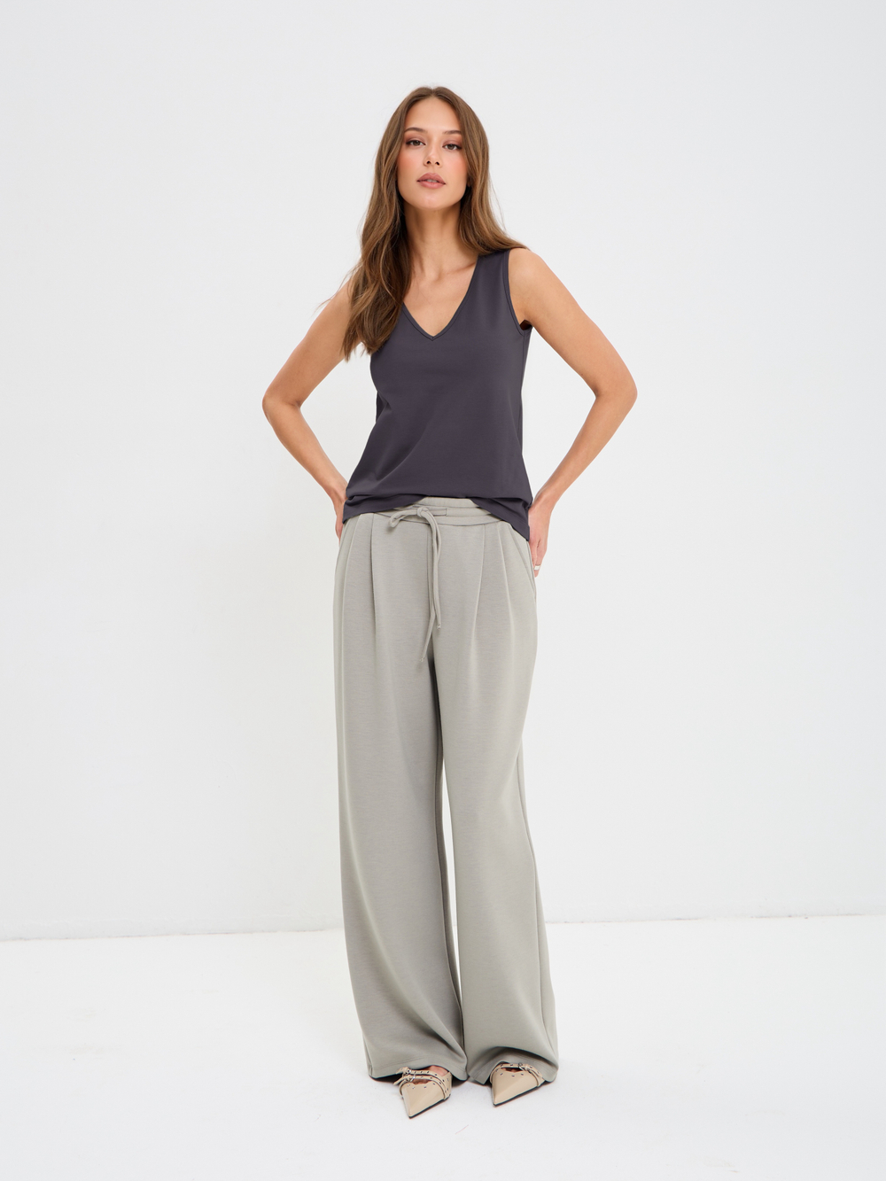 Базовый трикотажный топ с V-вырезом под пиджак