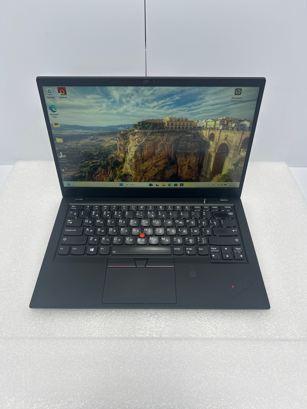 Ноутбук Lenovo ThinkPad X1 Carbon 6th Gen (20KGSBUL00) 14"/Intel Core i7-8650U/RAM 16 GB/SSD 512 GB/Intel UHD Graphics 620/1920*1080/IPS/Windows 11/Подсветка - кл: LED/Черный. Состояние: Уценка/большой след. на матрице от клавиатуры