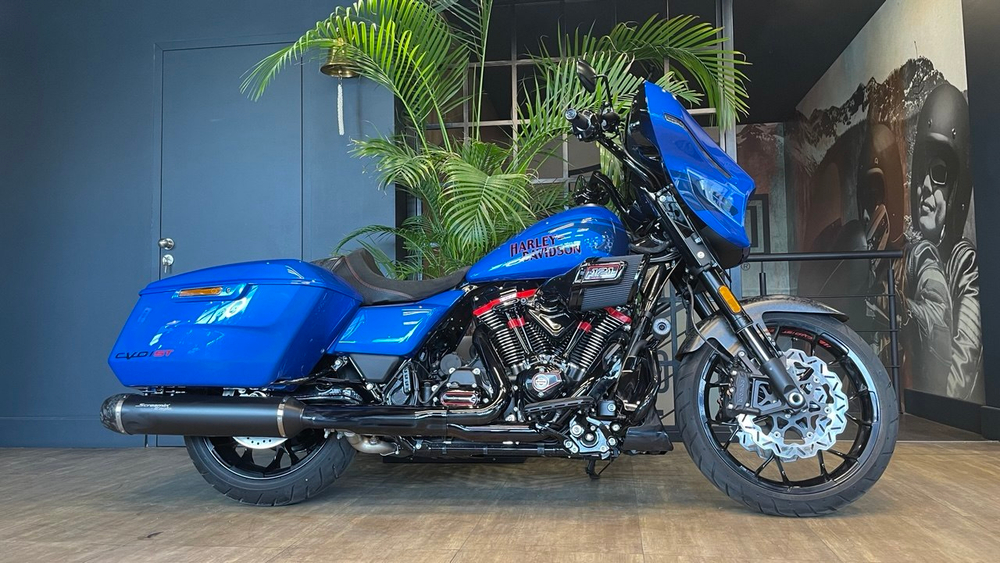 Harley-Davidson CVO Street Glide ST, 2026 "Electric Coast"