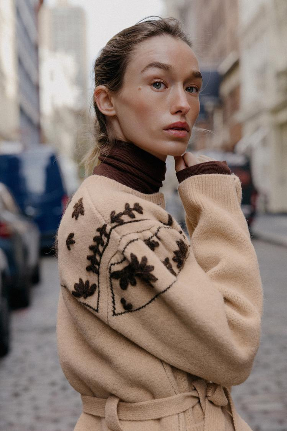 ZARA КАРДИГАН ИЗ ШЕРСТИ С ВЫШИВКОЙ В ВИДЕ ЦВЕТОВ И ПОЯСОМ, БЕЖЕВЫЙ