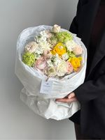 Сборный букет весна из кустовых пионовидных роз, нарциссов, ранункулюсов, вибурнума и скабиозы