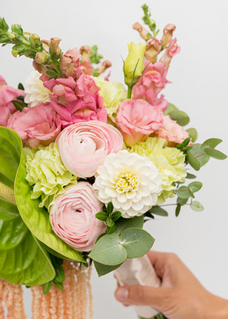 Букет невесты с ранункулюсами в зелёно-розовой гамме