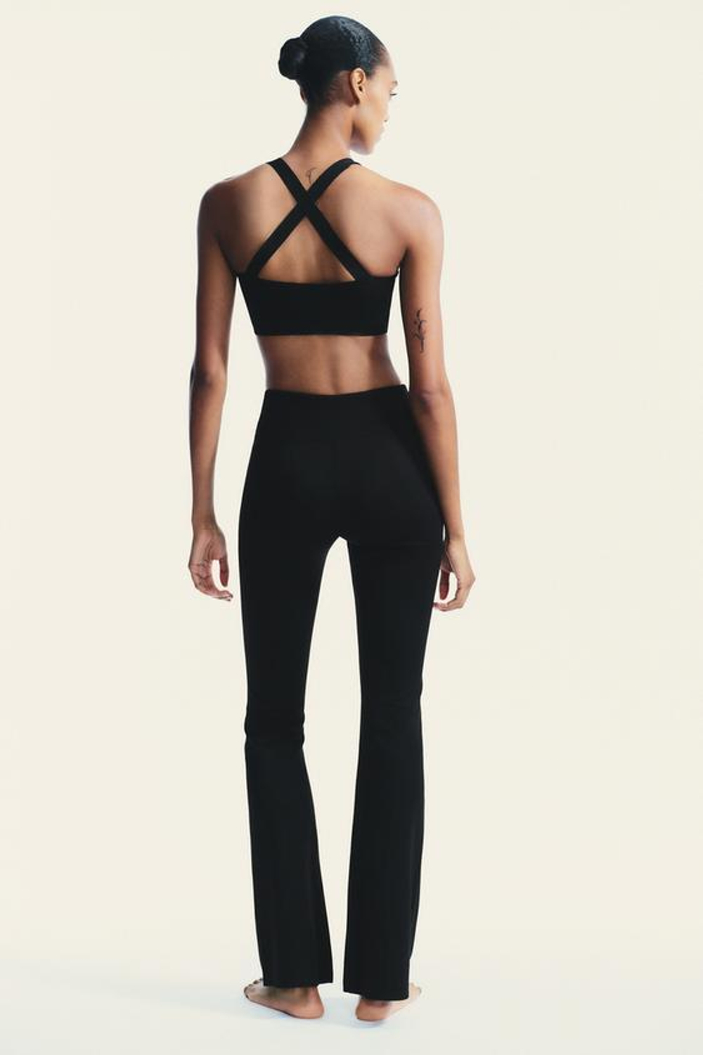 ZARA БЕСШОВНЫЕ БРЮКИ FLARE ИЗ ПОЛИАМИДА, ЧЕРНЫЙ