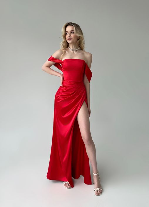 Нарядное платье со спущенными плечами и разрезом (красный)