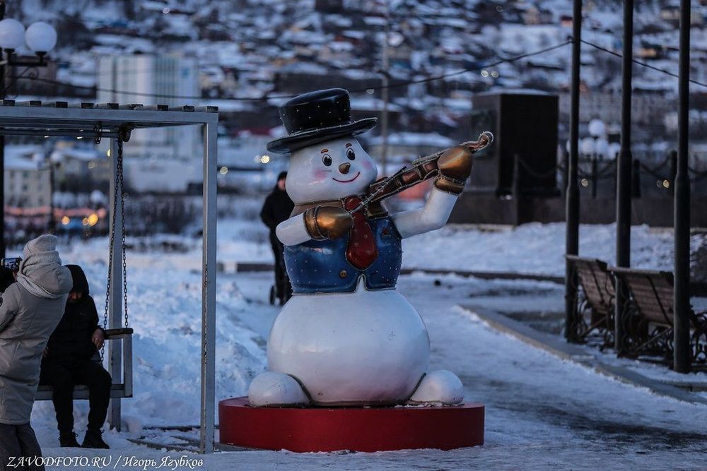 Уличная фигура "Снеговик со скрипкой"