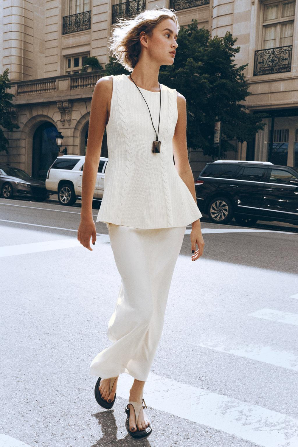 ZARA ТРИКОТАЖНЫЙ ТОП С БАСКОЙ, ЭКРЮ