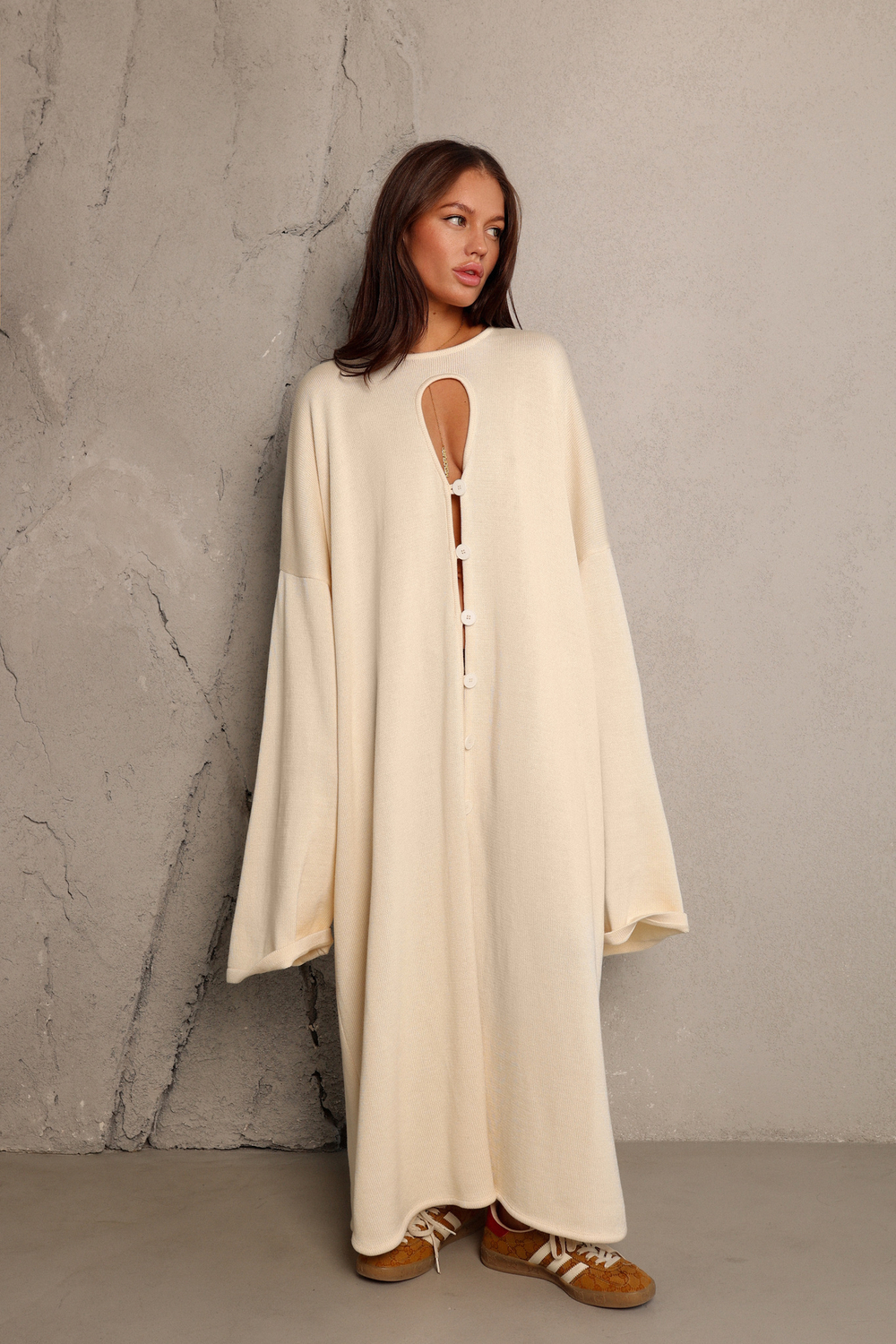 Джемпер-платье с вырезом на груди