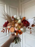 Свадебный букет из одноголовых роз, кортадерии, рускуса и лизиантуса