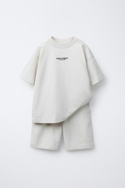 ZARA КОМПЛЕКТ ИЗ ФУТБОЛКИ И ШОРТОВ С НАДПИСЬЮ, ЭКРЮ