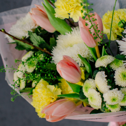 132. Весенний стойкий букет с тюльпанами и ветками вишни