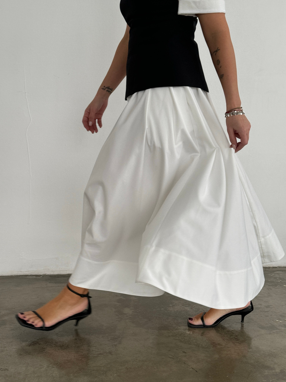 Пышная молочная юбка