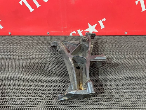 Кронштейн переднего бампера правый