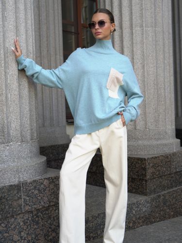 Голубой шерстяной свитер с контрастным карманом