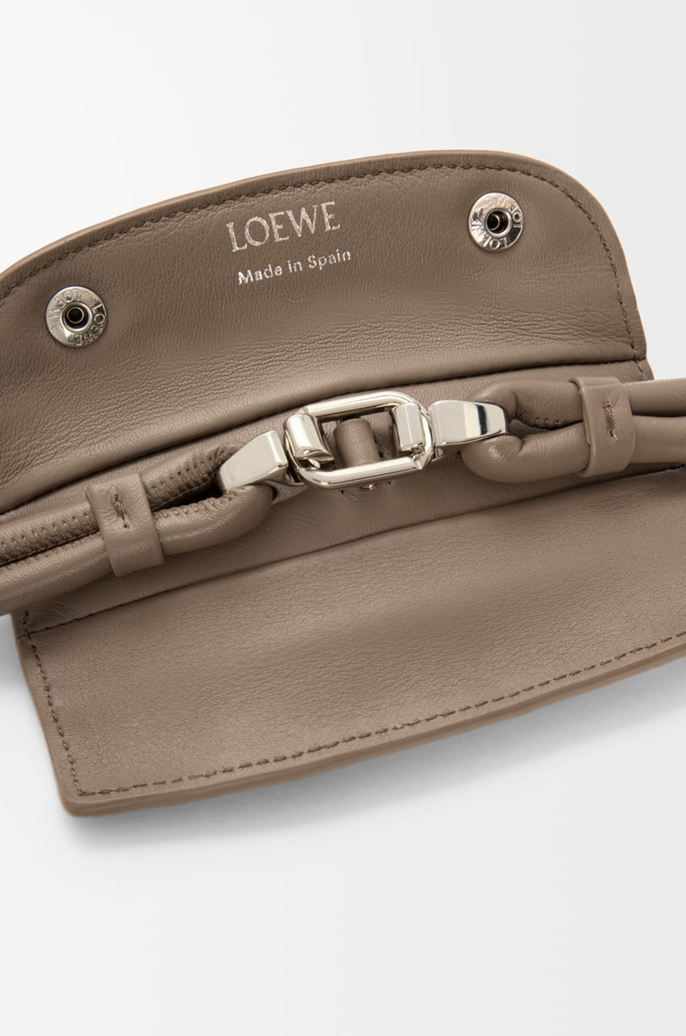 Loewe Сумка Madrid среднего размера из мягкой зернистой телячьей кожи, серо-коричневый