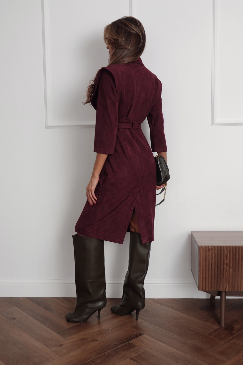 Платье из спандекса с акцентными плечами и карманами