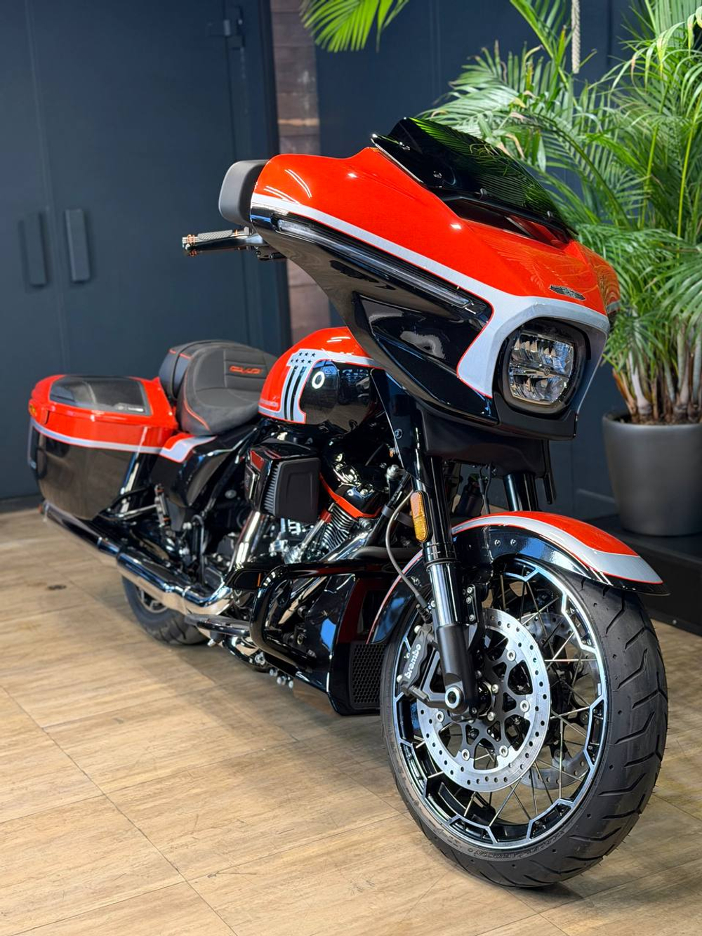 Harley-Davidson CVO Street Glide (Legendary Orange)