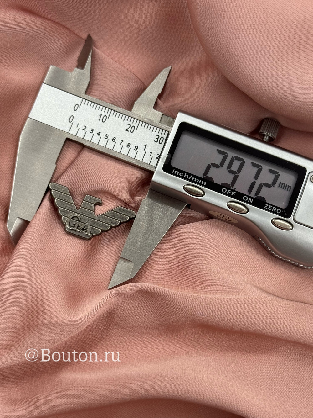 Металлический логотип Арман.