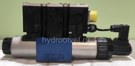 4WREE6E1-32-2X/G24K31/A1V - Пропорциональный распределитель с обратной связью по положению золотника со встроенным усилителем Ду6, A1 = ±10 В, номинальный расход 32 л/мин, схема E1-
