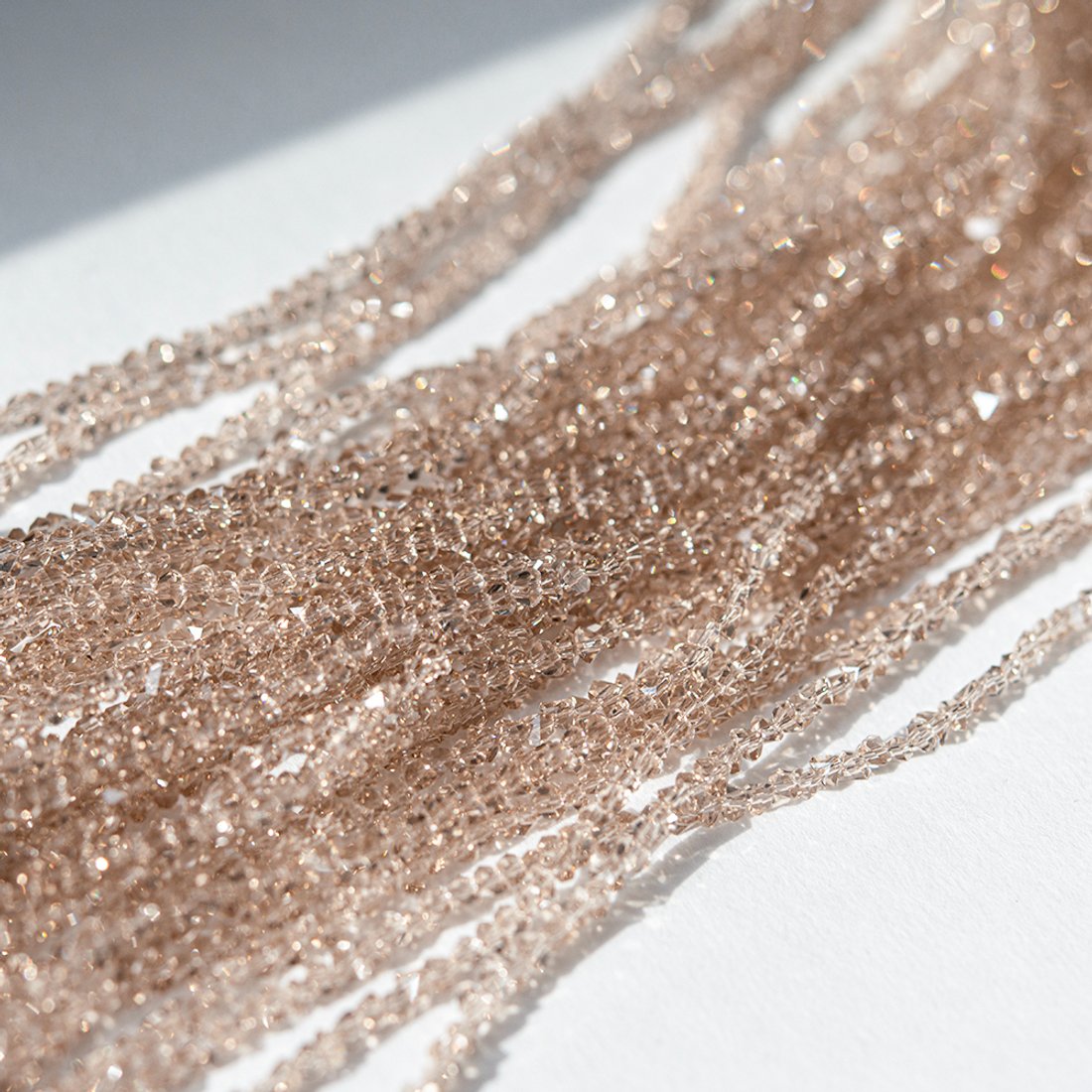 Хрустальные бусины в форме треугольника, оттенок "Нюд", 2,5*3мм