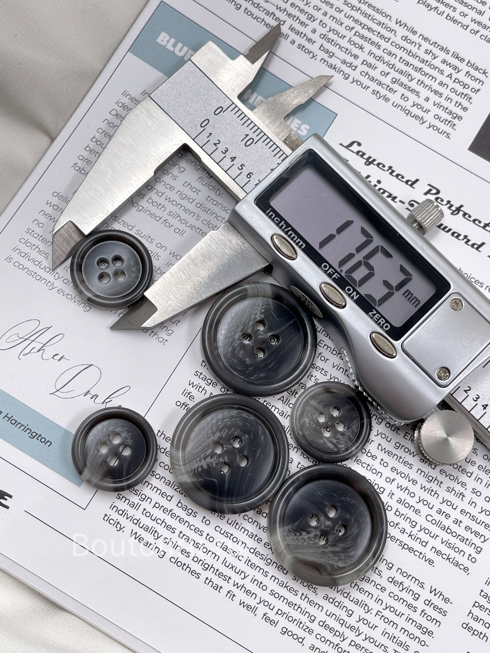 Пуговицы на прокол темно-серые с белыми прожилками