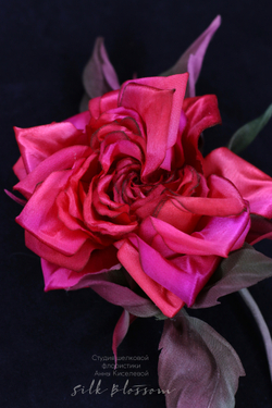 Брошь из натурального шелка "Алые сумерки"