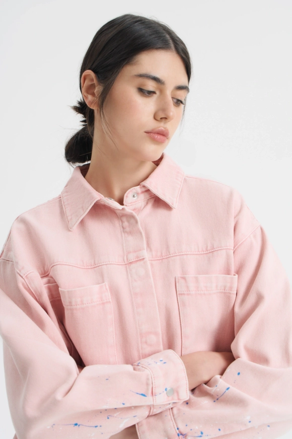 Джинсовая рубашка с принтом разбрызганной краски