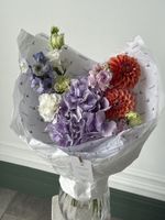 Букет из гортензии, дельфиниума, георгин, маттиолы и диантусов