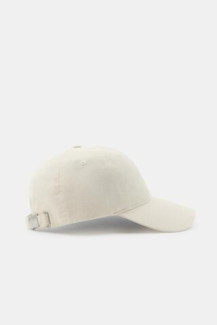ZARA КЕПКА ИЗ САРЖИ С ВЫШИТЫМ ТЕКСТОМ, ЭКРЮ
