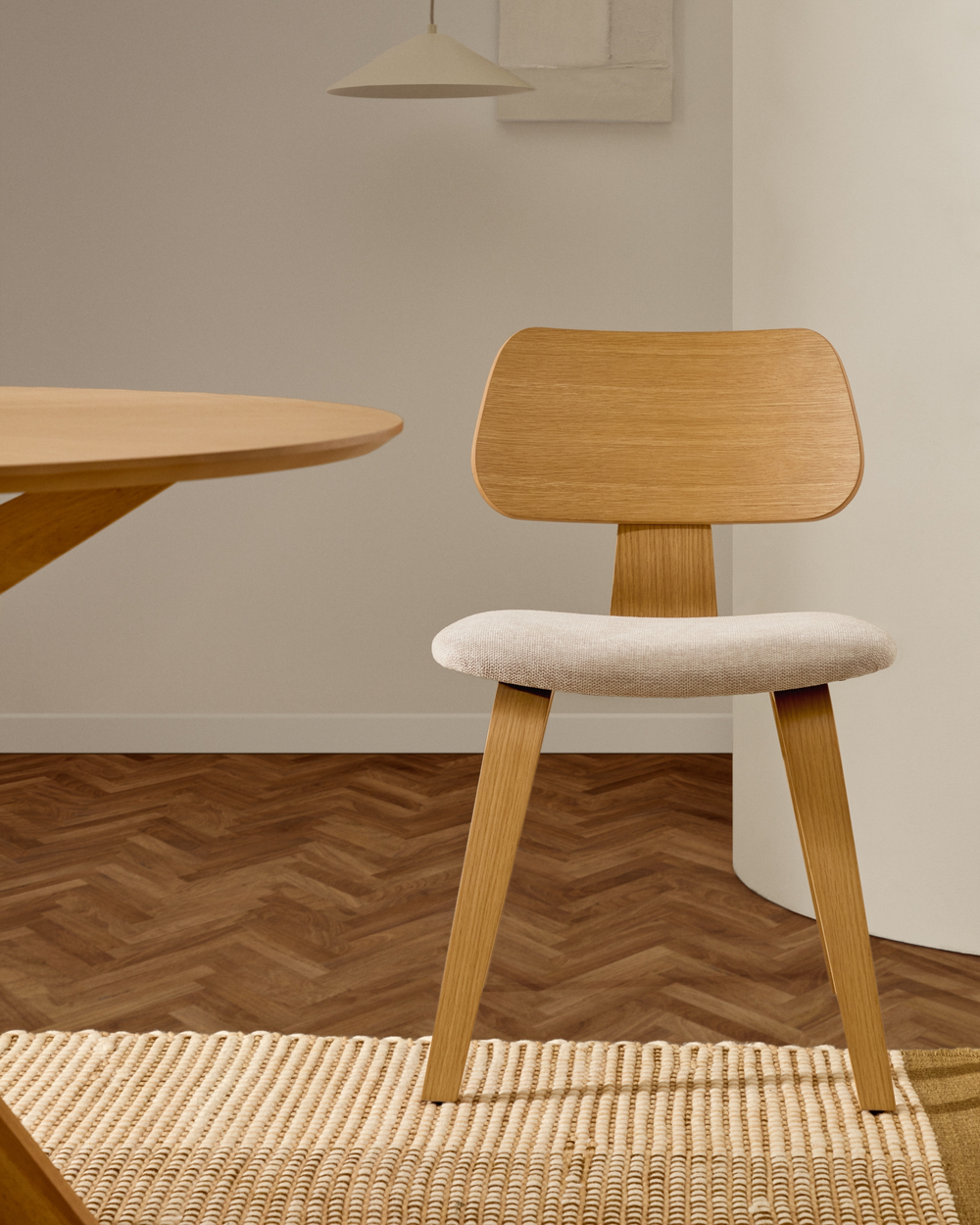 Стул Gena из бежевого шенилла с каркасом из шпона дуба и каучукового дерева