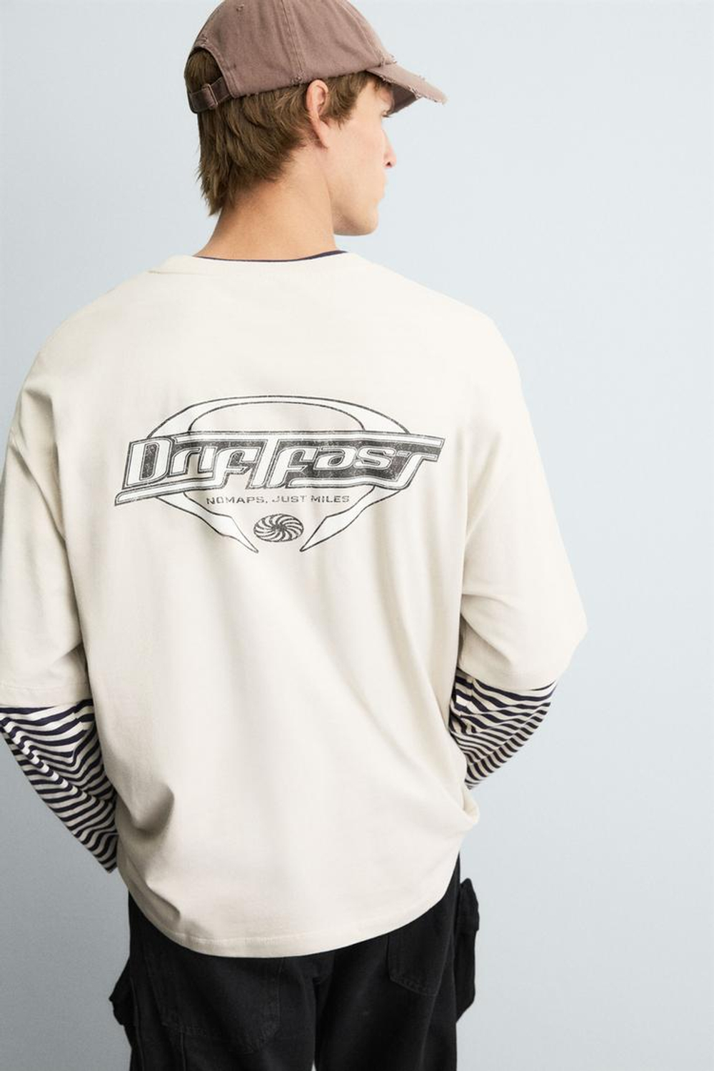 ZARA ФУТБОЛКА С ГРАФИЧЕСКИМ ПРИНТОМ И ЭФФЕКТОМ ПОТЕРТОСТИ, КОСТЯНОЙ