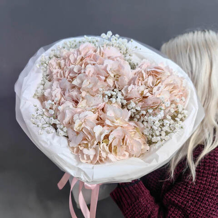 Букет с 3 гортензиями и гипсофилой