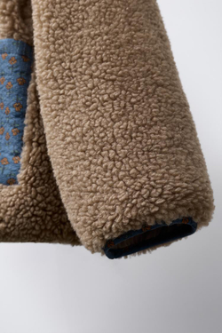 ZARA КУРТКА ИЗ ИСКУССТВЕННОЙ ОВЧИНЫ С ЦВЕТОЧНЫМ ПЭЧВОРКОМ, РЫЖЕВАТО-КОРИЧНЕВЫЙ