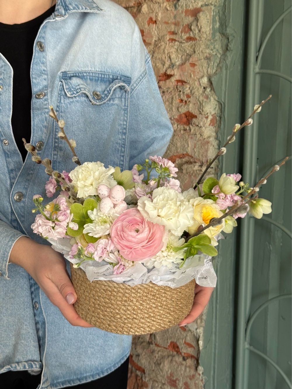 Композиция в плетеной корзине-размер M