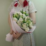 Нежный кремовый букет с кустовыми розами, полевыми ромашками и альсромериями