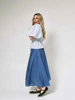 Блузка на пуговицах с рукавами-фонариками, синие цветочки на Айвори