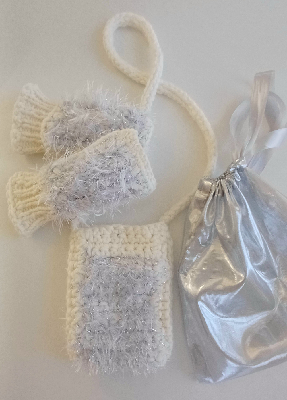 Сумочка для телефона и митенки