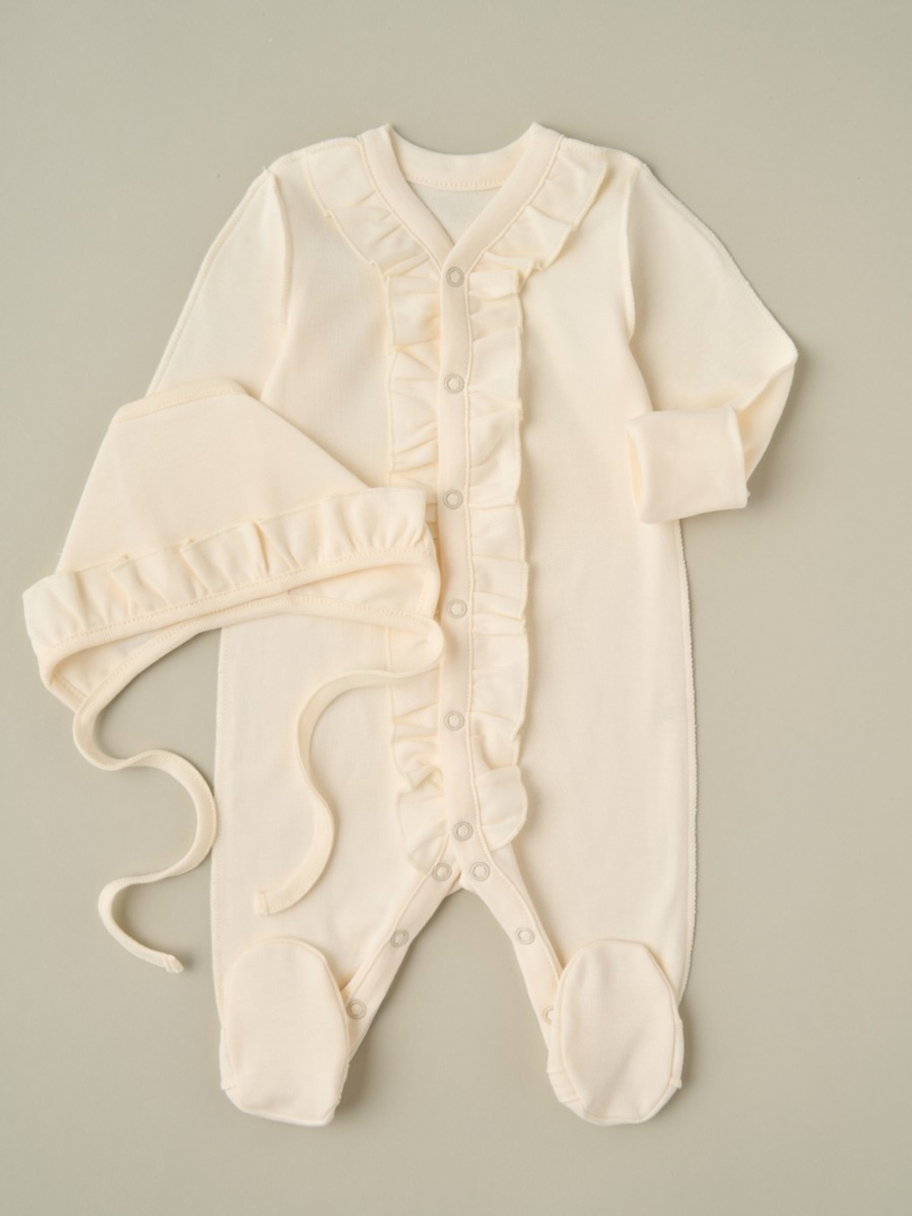 Комбинезон и чепчик с рюшами, Сливочный