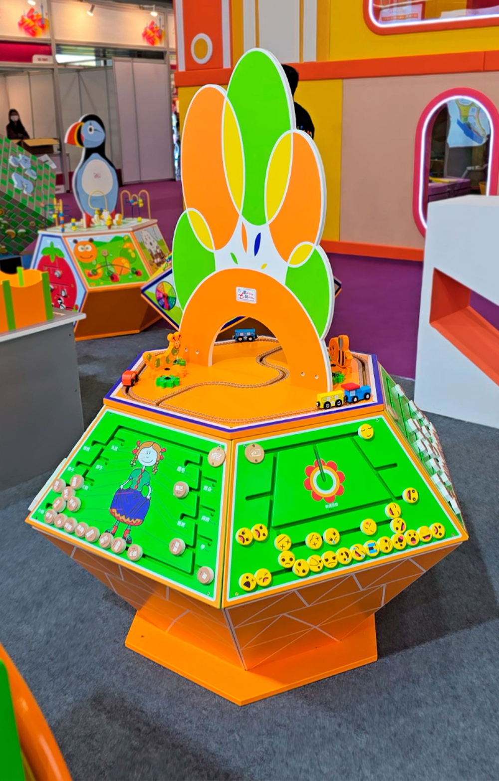 Развивающий детский игровой стол "Веселый парк"