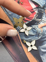 Подвеска золотистая ЛВ "Цветок" с белой эмалью 26х23 мм