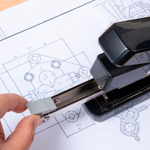 Степлер DELI до 55 листов, пластиковый корпус, облегченное нажатие (скобы №24/6, 26/6, 24/8), черный