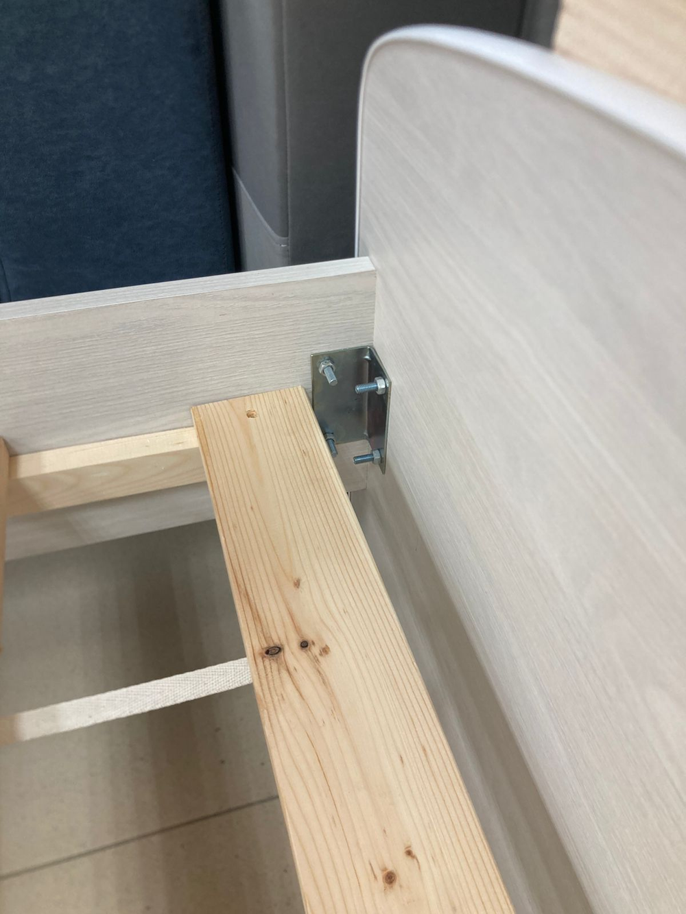 Кровать-4 одинарная ясень анкор светлый 900*1900